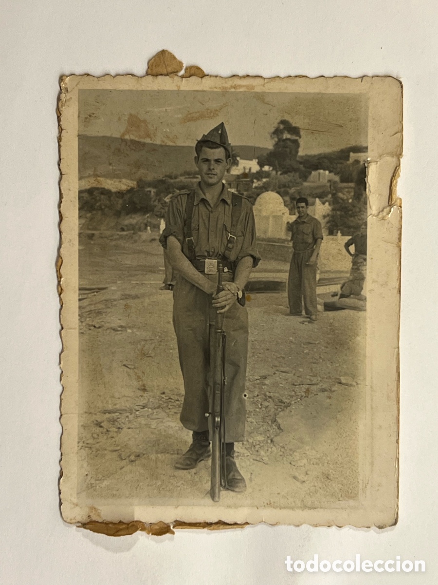 Fotograf&iacute;a antigua: TETU&Aacute;N. Soldado con Mosquet&oacute;n.. Fotograf&iacute;a para el recuerdo (a.1956) Med&iacute;das: 6,5 x 8,5 cm