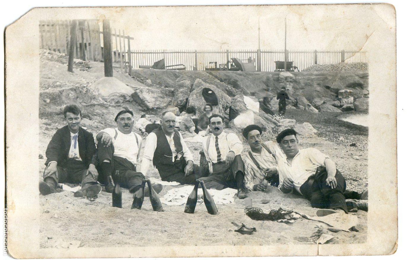 Fotograf&iacute;a antigua: Grupo de caballeros de merienda en la playa, fotopostal