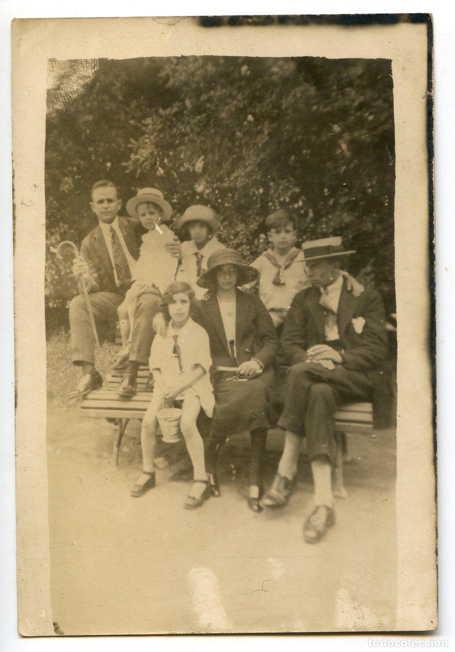 Fotograf&iacute;a antigua: Fotopostal de familia de veraneantes en un banco probablemente en Santander