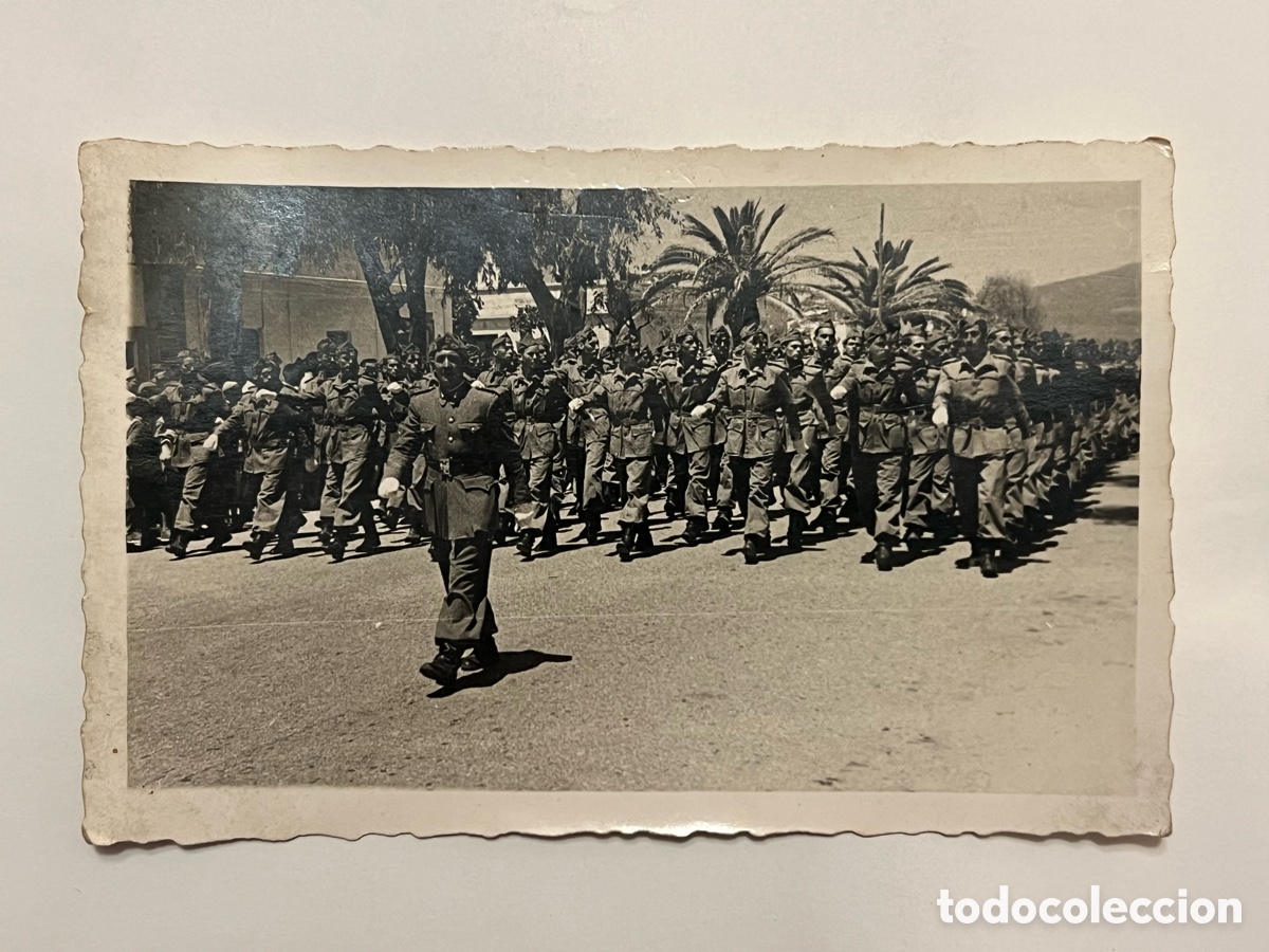 Fotograf&iacute;a antigua: MILITARES.. Desfile de la Legi&oacute;n.. Recuerdo de mi tiempo en filas&hellip; (h.1950?) Med&iacute;das: 14 x 9 cm