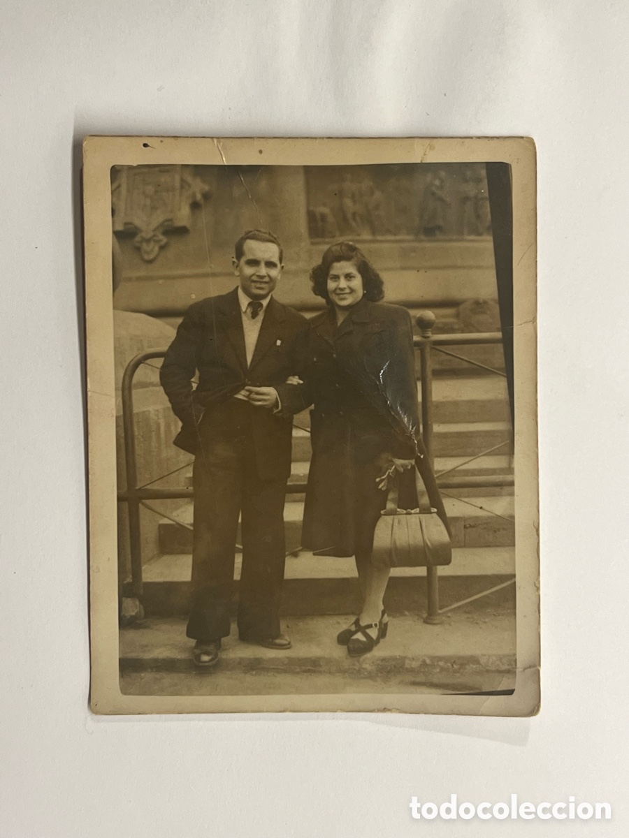 Fotograf&iacute;a antigua: BARCELONA Minuteros, al pie de la Estatua a Col&oacute;n. Recuerdo de nuestro viaje de novios (a.1948)