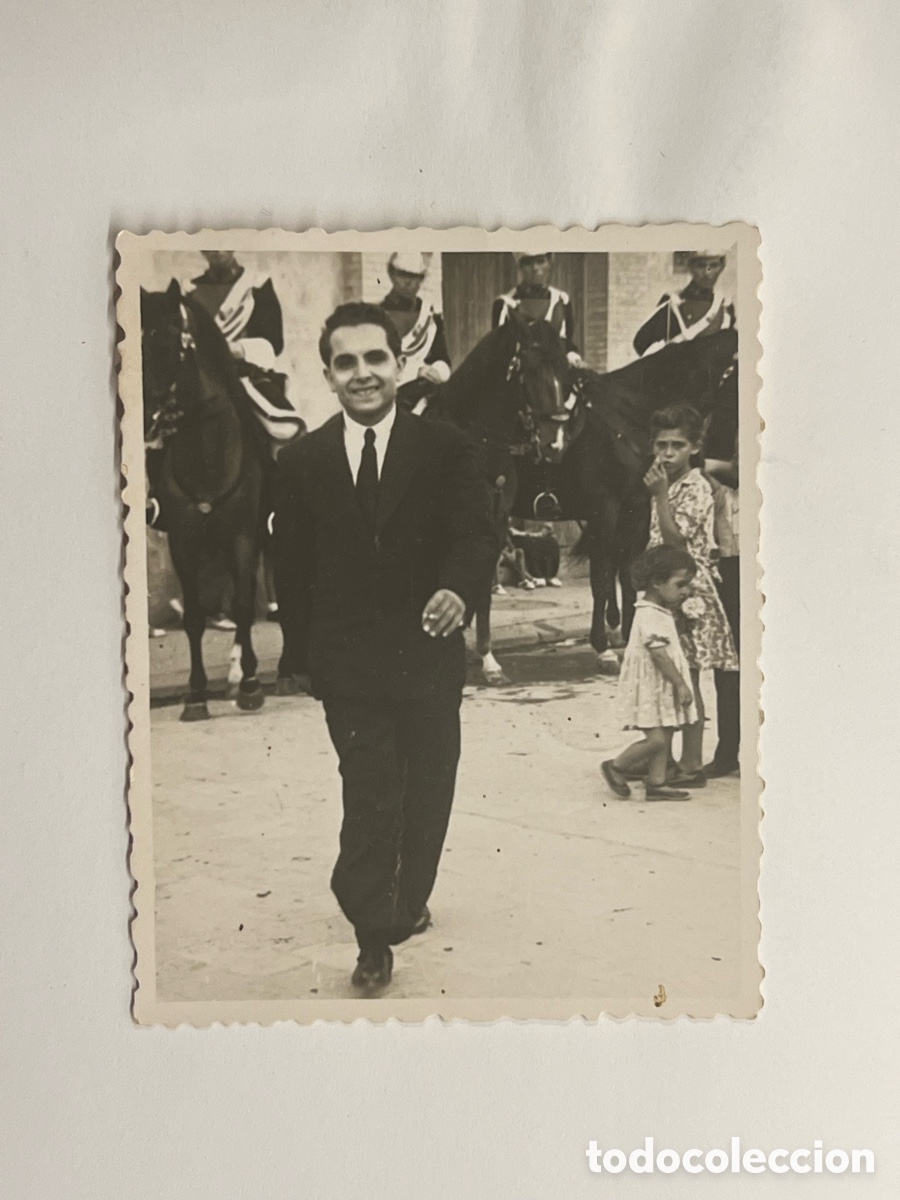 Fotografia antiga: MINUTEROS BARCELONA. Inmortalizando a la Guardia Real (a.1943) Medidas: 7 x 8,5 cm.