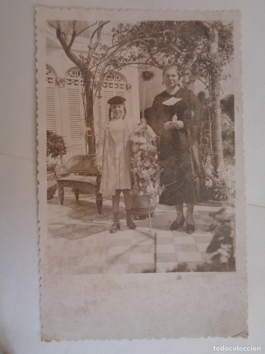 Fotograf&iacute;a antigua: FOTO DE SE&Ntilde;ORA CON NI&Ntilde;A ( CON BOINA ) EN UN JARDIN. PRINCIPIOS DE SIGLO
