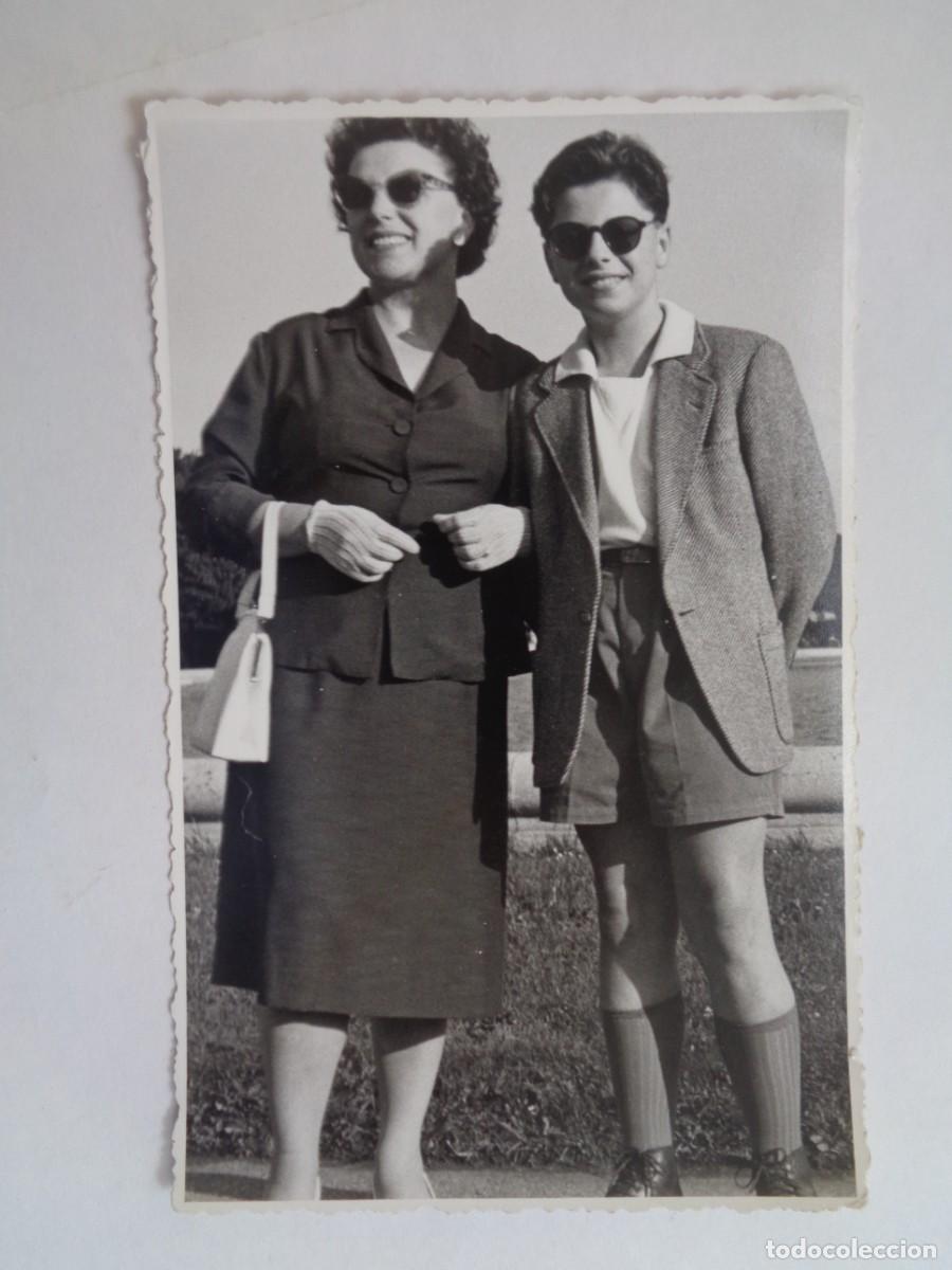 Photographie ancienne: FOTO DE MUJER Y JOVEN ELEGANTE CON PANTALON CORTO , A&Ntilde;OS 40