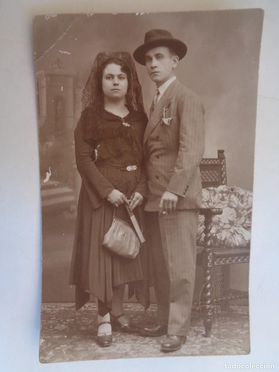 Fotograf&iacute;a antigua: FOTO DE ESTUDIO DE PAREJA: ELLA CON PEINETA Y MANTILLA, &Eacute;L CON SOMBRERO, 1930. DE NOVOA, SEVILLA