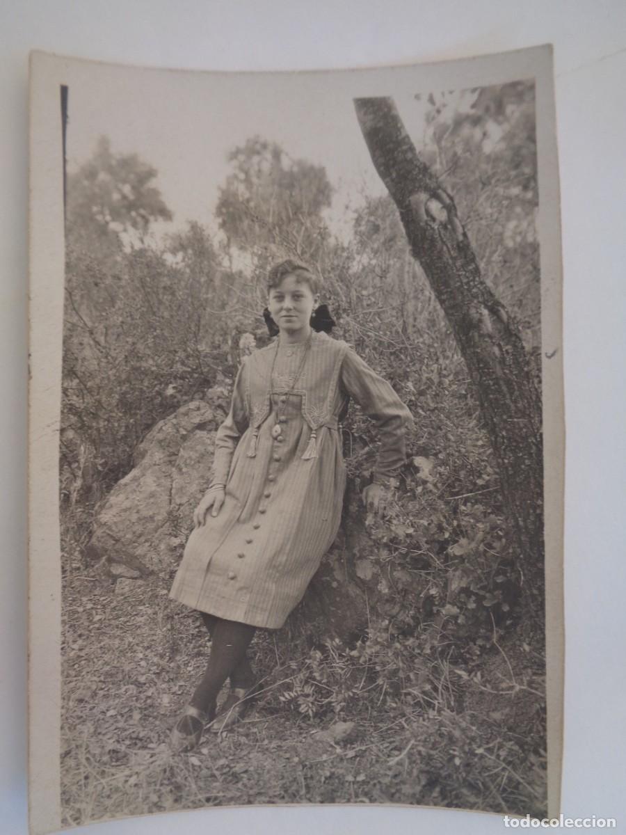Fotografia antiga: BONITA FOTO DE CHICA EN EL JARDIN , PRINCIPIOS DE SIGLO