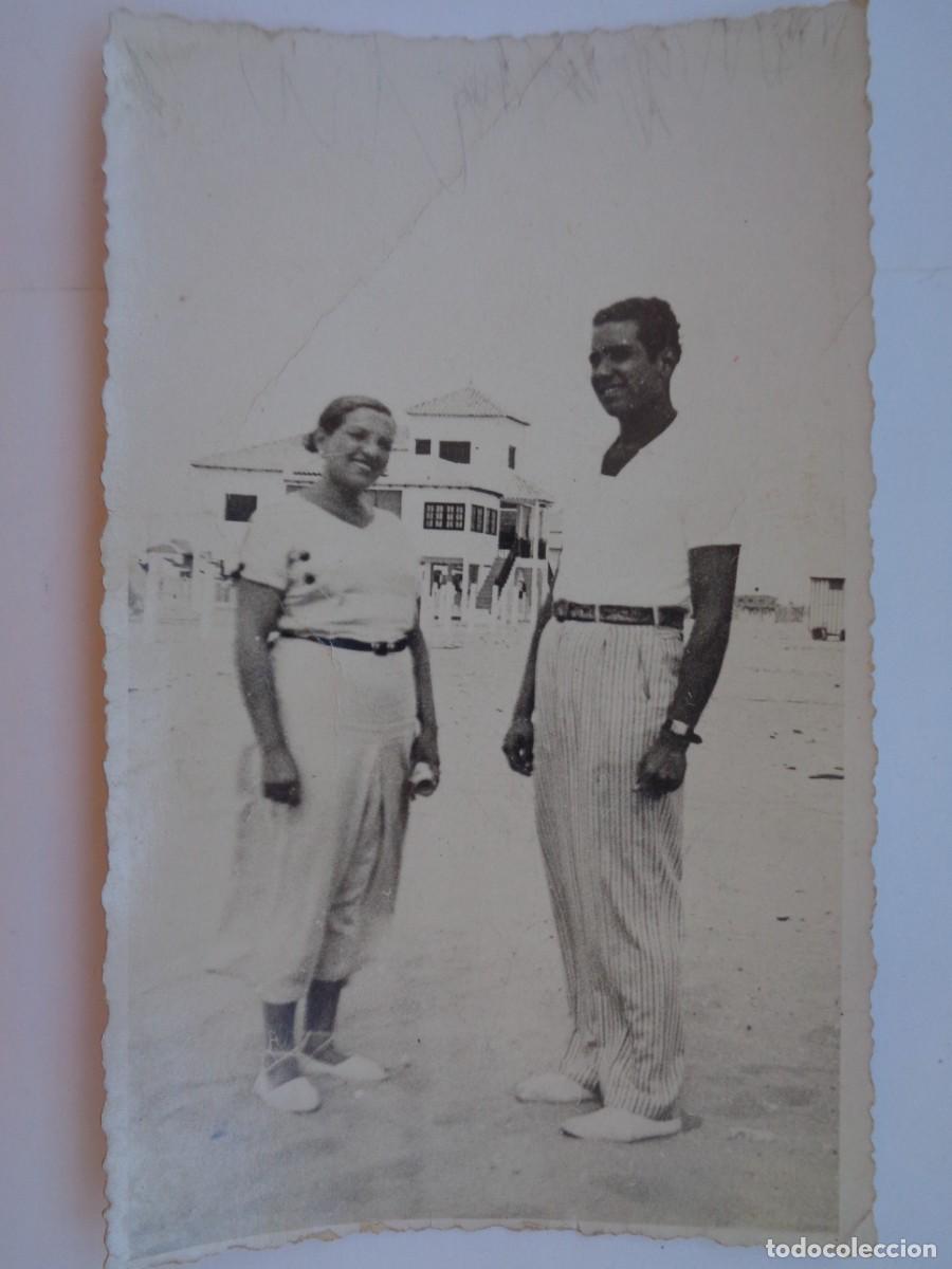Fotografia antica: FOTO DE PAREJA EN LA PLAYA , HOMBRE MULATO O TORRADO POR EL SOL . A&Ntilde;OS 30