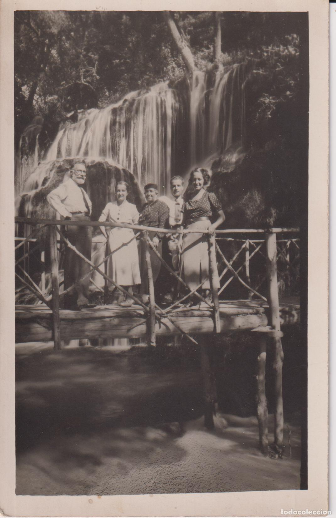 Fotograf&iacute;a antigua: ANTIGUA FOTOGRAFIA MONASTERIO DE PIEDRA, GRUPO PERSONAS FRENTE CASCADA DEL IRIS - ESCRITA