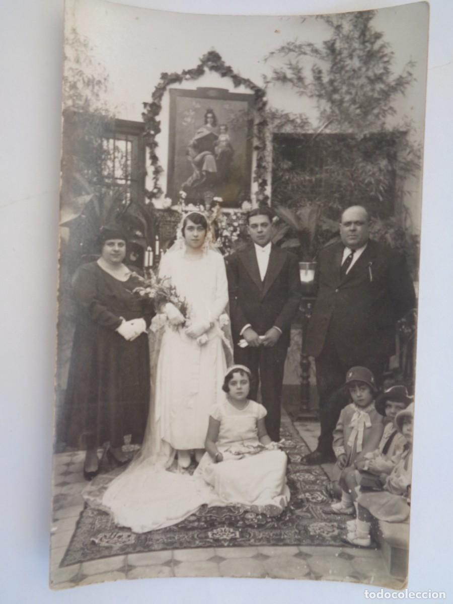 Fotograf&iacute;a antigua: BONITA FOTO DE BODA CON CUADRO DE LA VIRGEN, 1930. DE SANTOS , CORDOBA