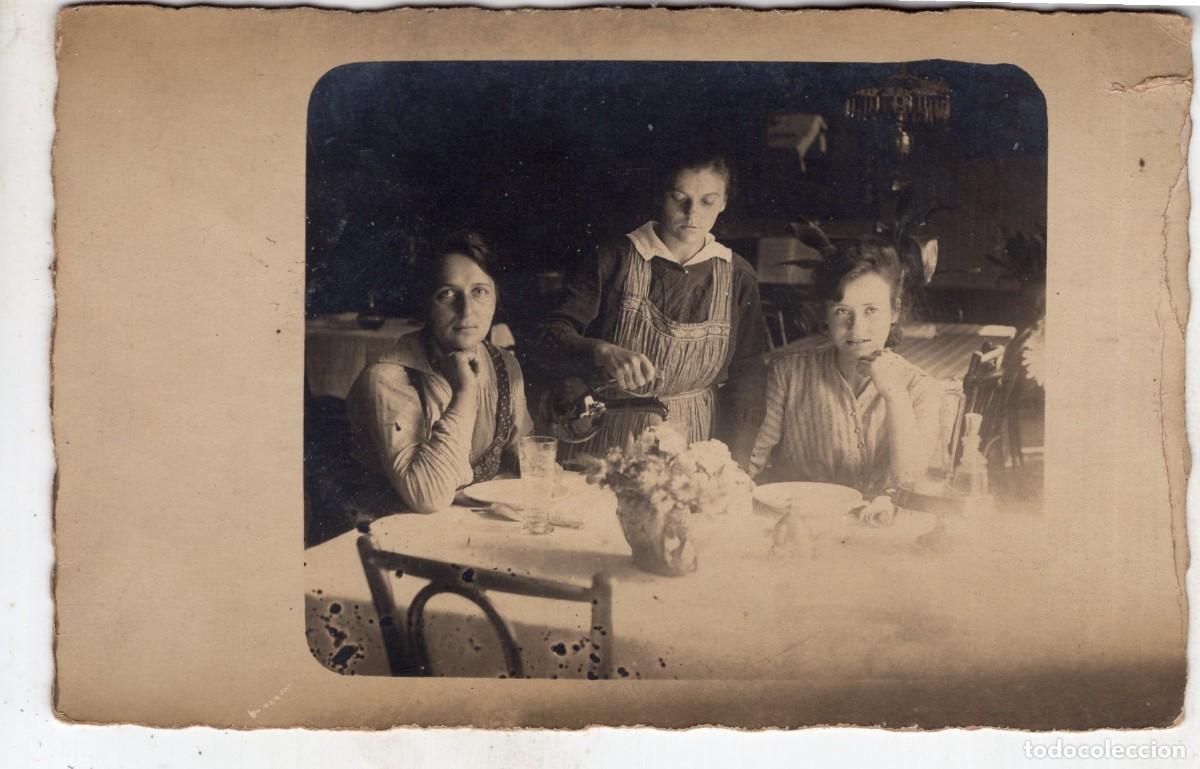 Fotograf&iacute;a antigua: Tarjeta postal fotogr&aacute;fica de dos mujeres elegantes sentadas a la mesa en un restaurante,