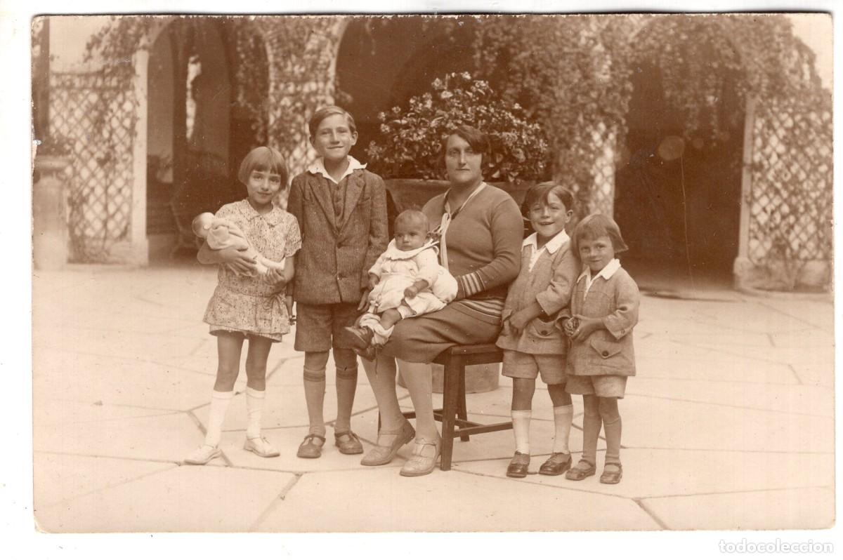 Photographie ancienne: Tarjeta foto: Mujer elegante con sus hijos en el patio (1929)