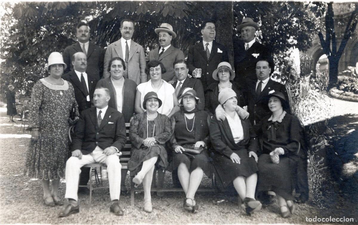 Fotograf&iacute;a antigua: Tarjeta foto: Mujeres elegantes y hombres en un jard&iacute;n p&uacute;blico, Italia (c. 1930)