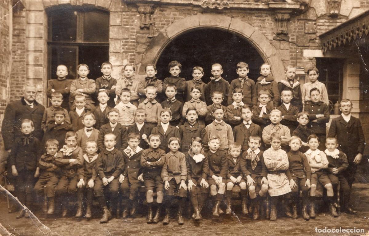 Fotograf&iacute;a antigua: Tarjeta foto: Clase de ni&ntilde;os y profesor en patio de colegio, Amiens