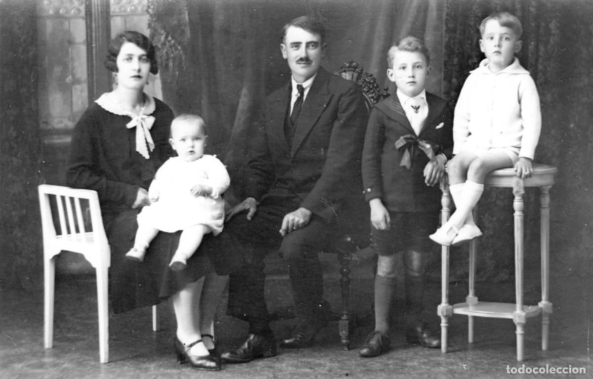 Fotograf&iacute;a antigua: Tarjeta foto: Familia elegante en estudio fotogr&aacute;fico (c. 1930