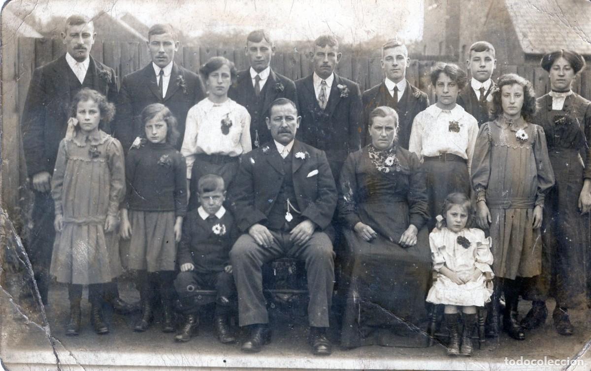 Fotograf&iacute;a antigua: Tarjeta foto: Familia elegante con sus hijos en el patio (c. 1910)