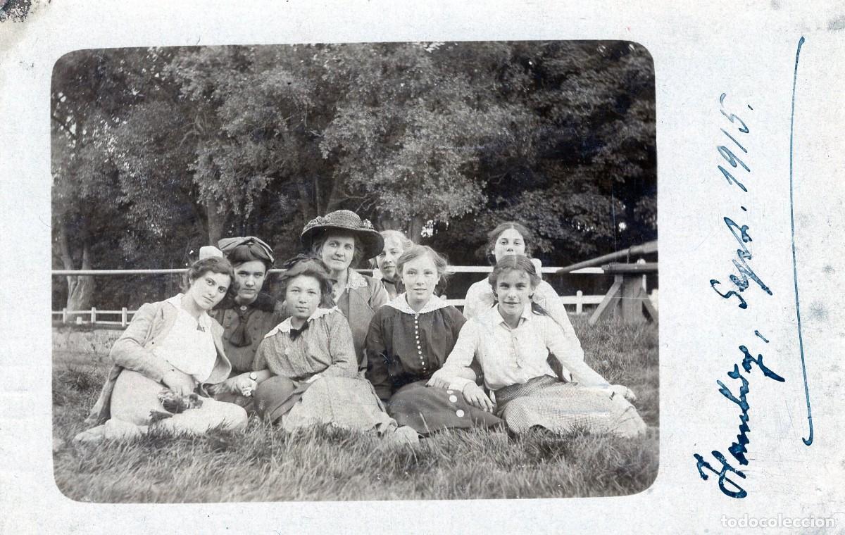 Fotograf&iacute;a antigua: Tarjeta foto: Mujer con j&oacute;venes elegantes en el campo, Hamburgo (septiembre 1915)