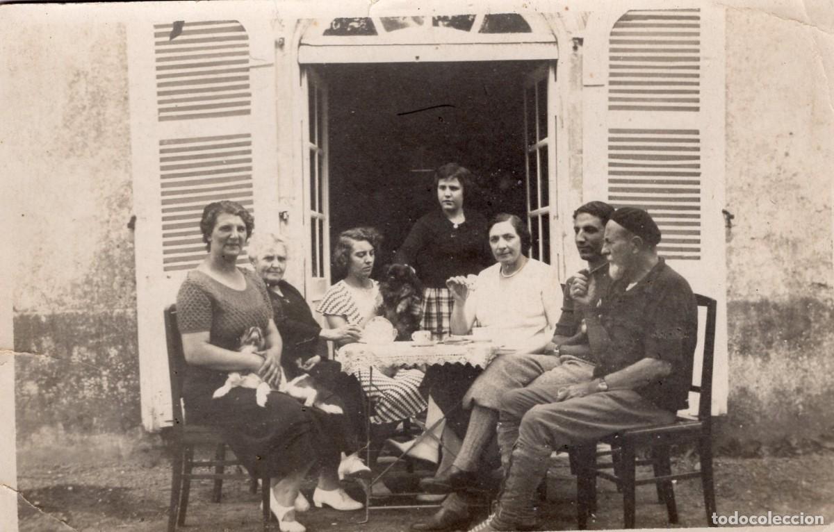 Fotograf&iacute;a antigua: Tarjeta foto: Familia con dos perros tomando caf&eacute; ante su casa