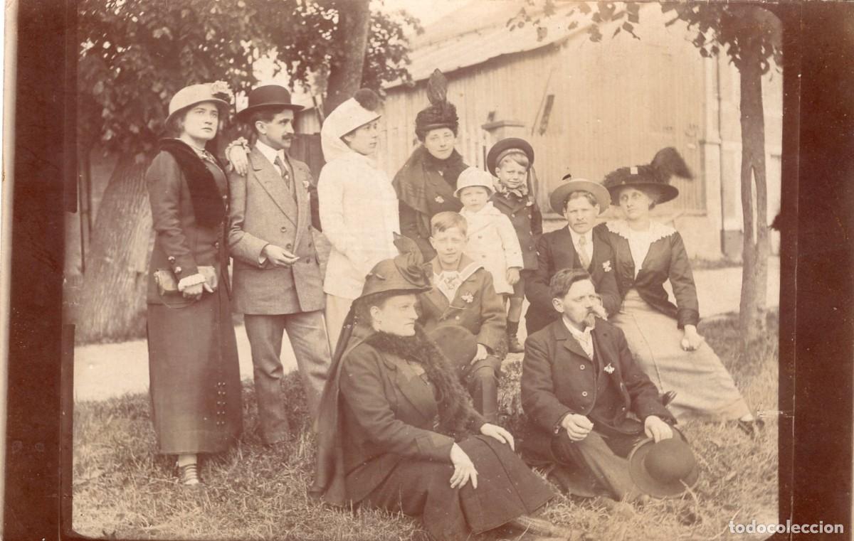 Fotograf&iacute;a antigua: Tarjeta foto (c. 1908-1914): Familia elegante en un pueblo. Escena rural, foto original rara