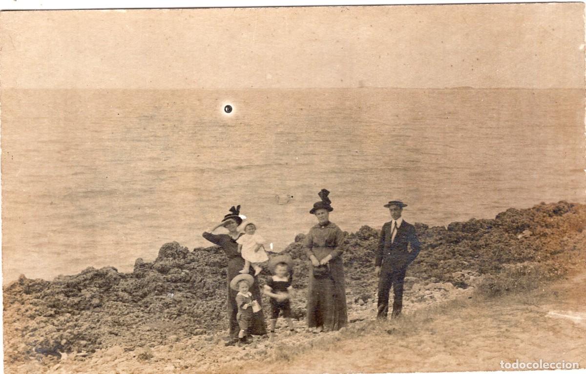 Fotograf&iacute;a antigua: Tarjeta foto: Familia elegante paseando por la playa (c. 1905)