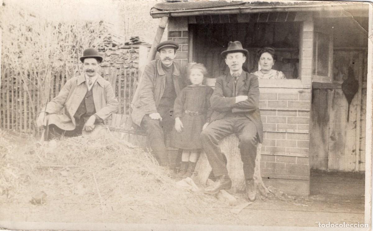 Fotograf&iacute;a antigua: Tarjeta foto: Familia justo ante su caba&ntilde;a en el jard&iacute;n (c. 1915)