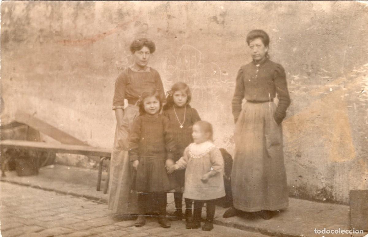 Fotograf&iacute;a antigua: Tarjeta foto: Dos mujeres elegantes con tres ni&ntilde;as en el patio (c. 1910)