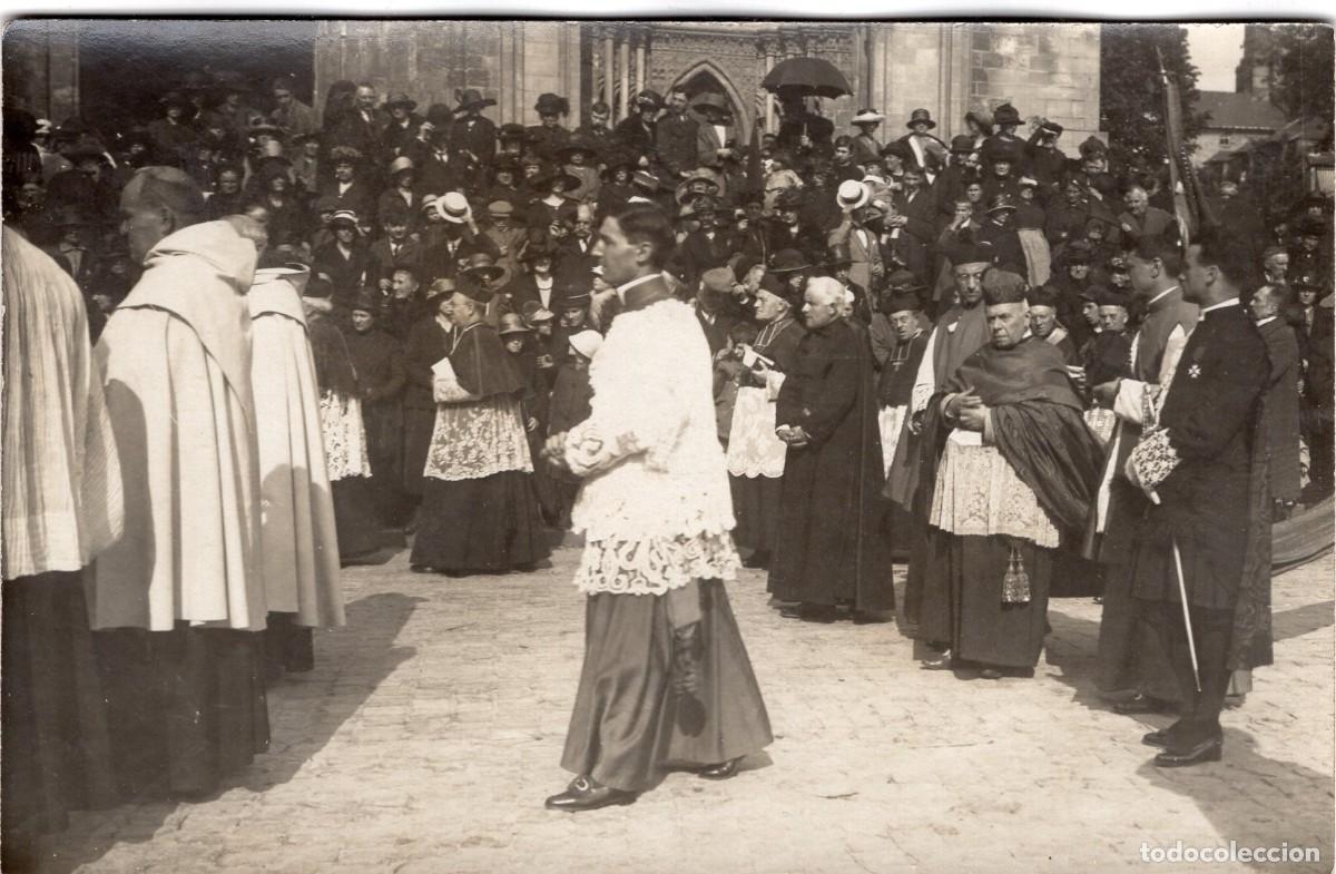 Fotograf&iacute;a antigua: Tarjeta foto: Misa al aire libre ante la iglesia en un pueblo (c. 1930)