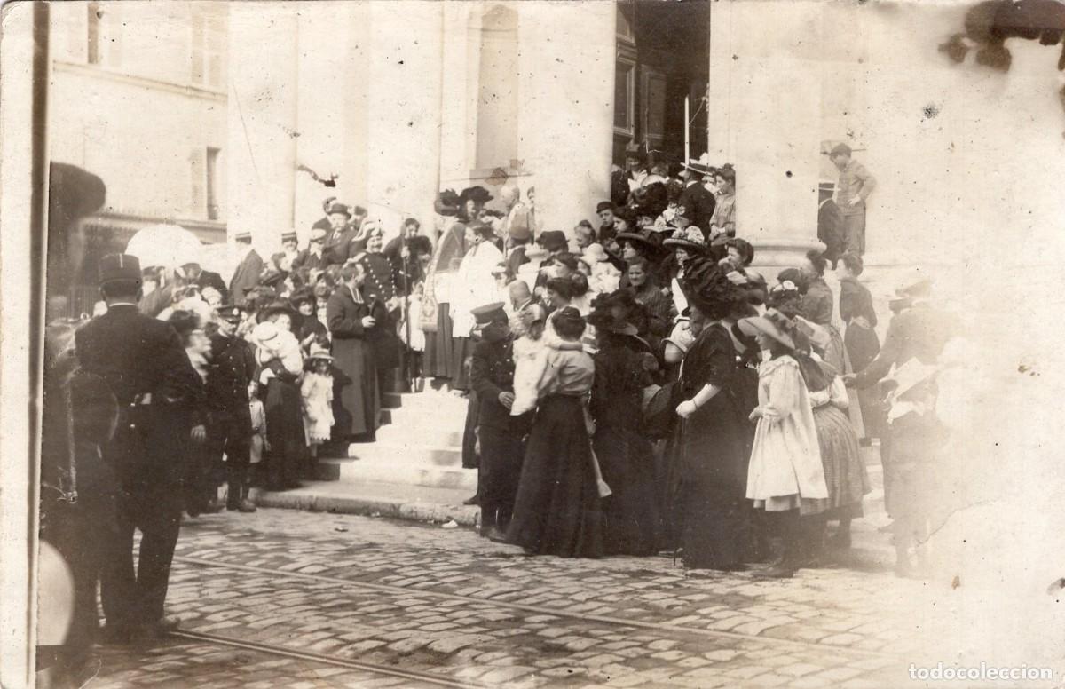 Fotograf&iacute;a antigua: Tarjeta foto: Salida de misa con bedel, hombres, mujeres y ni&ntilde;os (c. 1905)