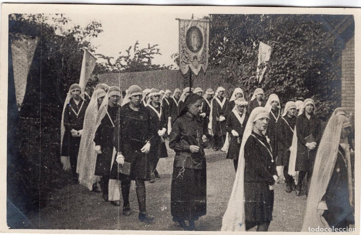 Fotograf&iacute;a antigua: Tarjeta foto: Procesi&oacute;n del Corpus Christi, ni&ntilde;as desfilando en un pueblo (30 de mayo de 1929)
