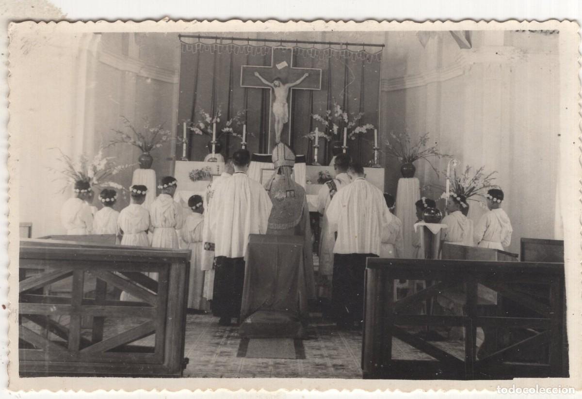 Fotograf&iacute;a antigua: Tarjeta foto: Cura con monaguillos dando misa ante el altar de una iglesia