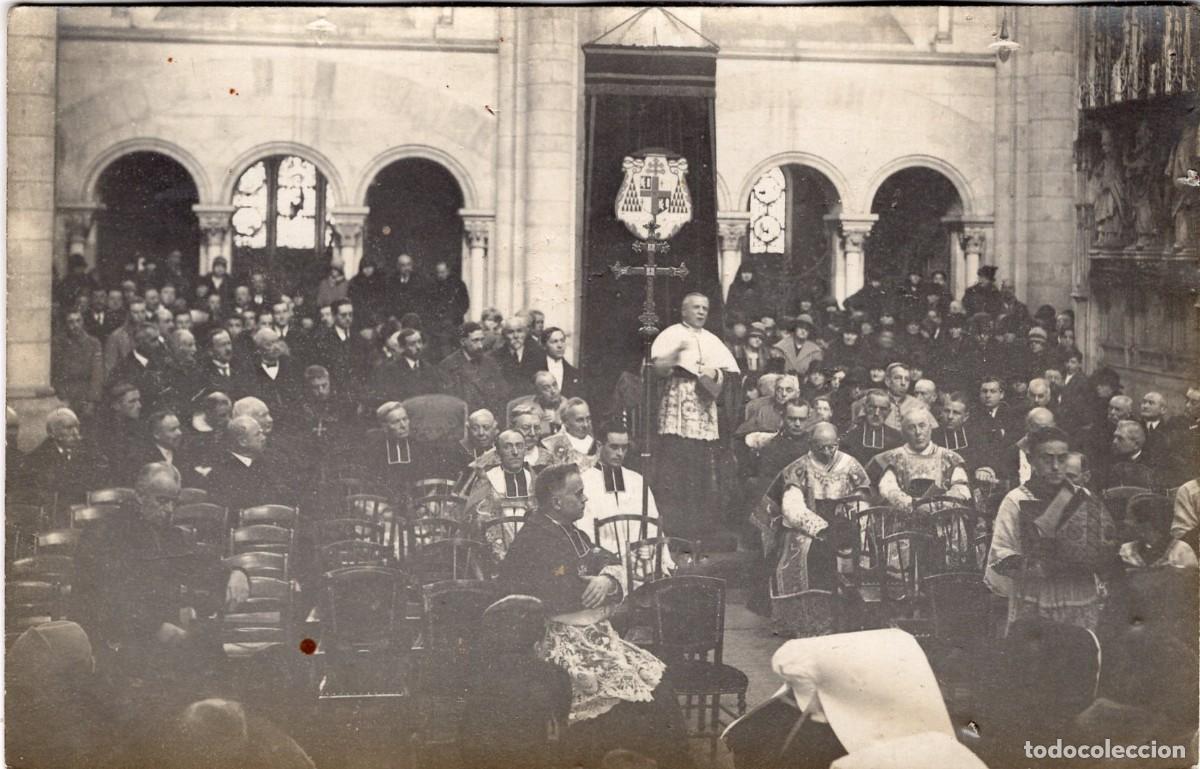 Fotograf&iacute;a antigua: Tarjeta foto: Misa con fieles en una iglesia y blas&oacute;n de P&iacute;o XI (c. 1930)
