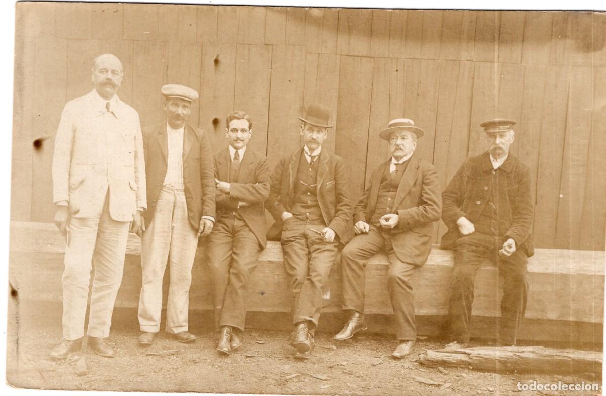 Fotograf&iacute;a antigua: Tarjeta foto: Hombres elegantes posando ante una caba&ntilde;a