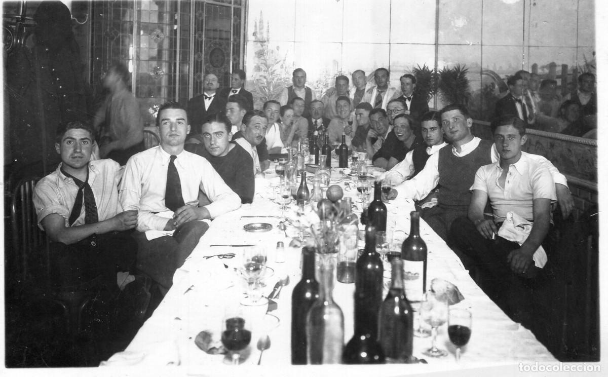 Fotograf&iacute;a antigua: Tarjeta foto: Hombres elegantes con dos mujeres en el sal&oacute;n de un gran restaurante (c. 1930)