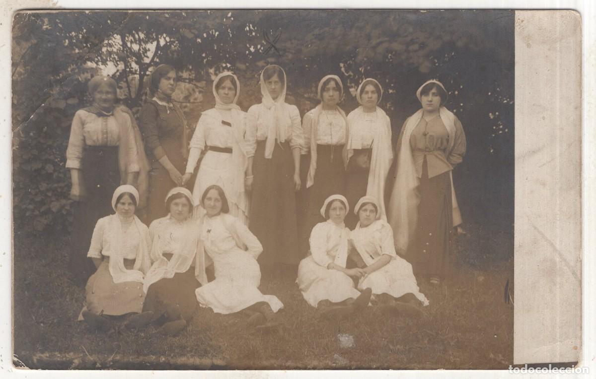Fotograf&iacute;a antigua: Tarjeta foto: J&oacute;venes elegantes posando en su jard&iacute;n (c. 1910)