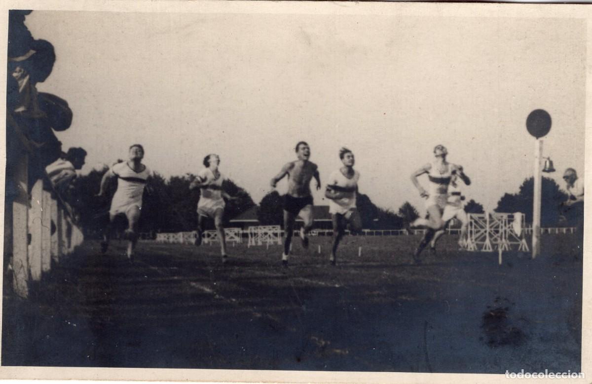 Fotograf&iacute;a antigua: Tarjeta foto: Hombre en el esprint final de una carrera en la pista ante espectadores en un estadio