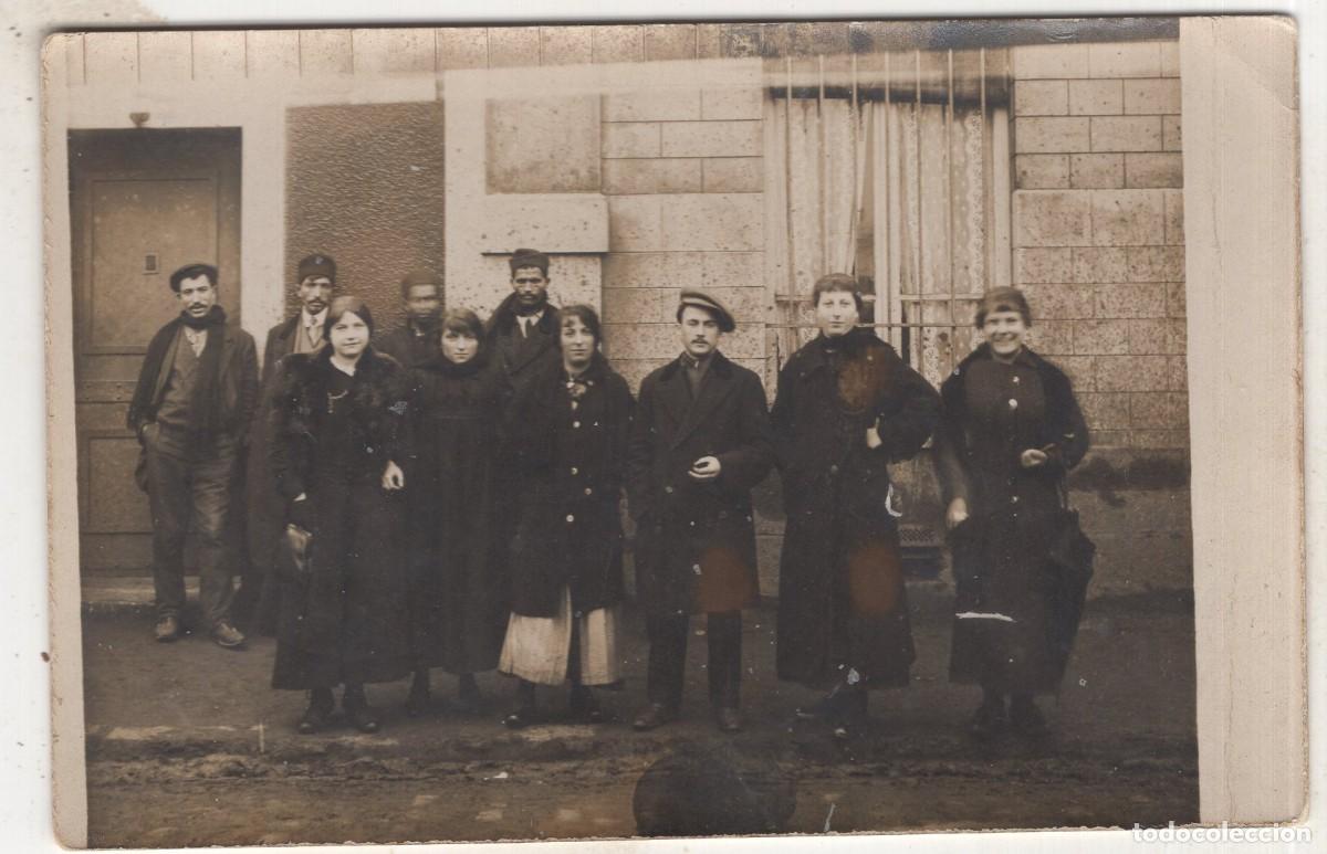 Fotograf&iacute;a antigua: Tarjeta foto: Familia elegante con cuatro hombres &aacute;rabes emigrados ante su edificio (c. 1930)