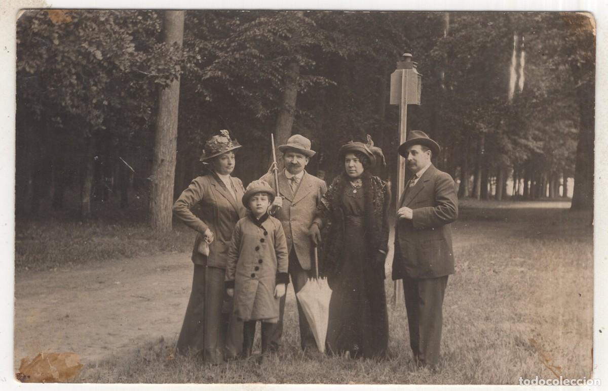 Fotograf&iacute;a antigua: Tarjeta foto: Familia elegante de paseo en un parque (c. 1920)