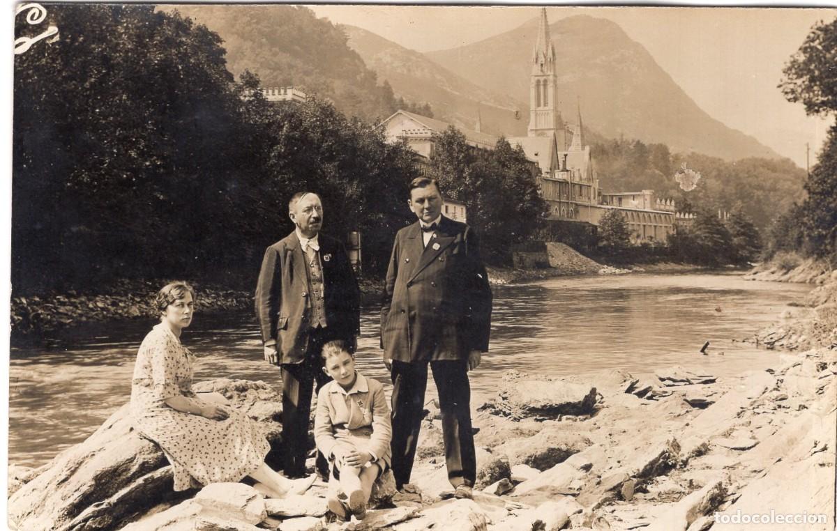 Fotograf&iacute;a antigua: Tarjeta foto: Familia junto a un r&iacute;o en Lourdes (1933)