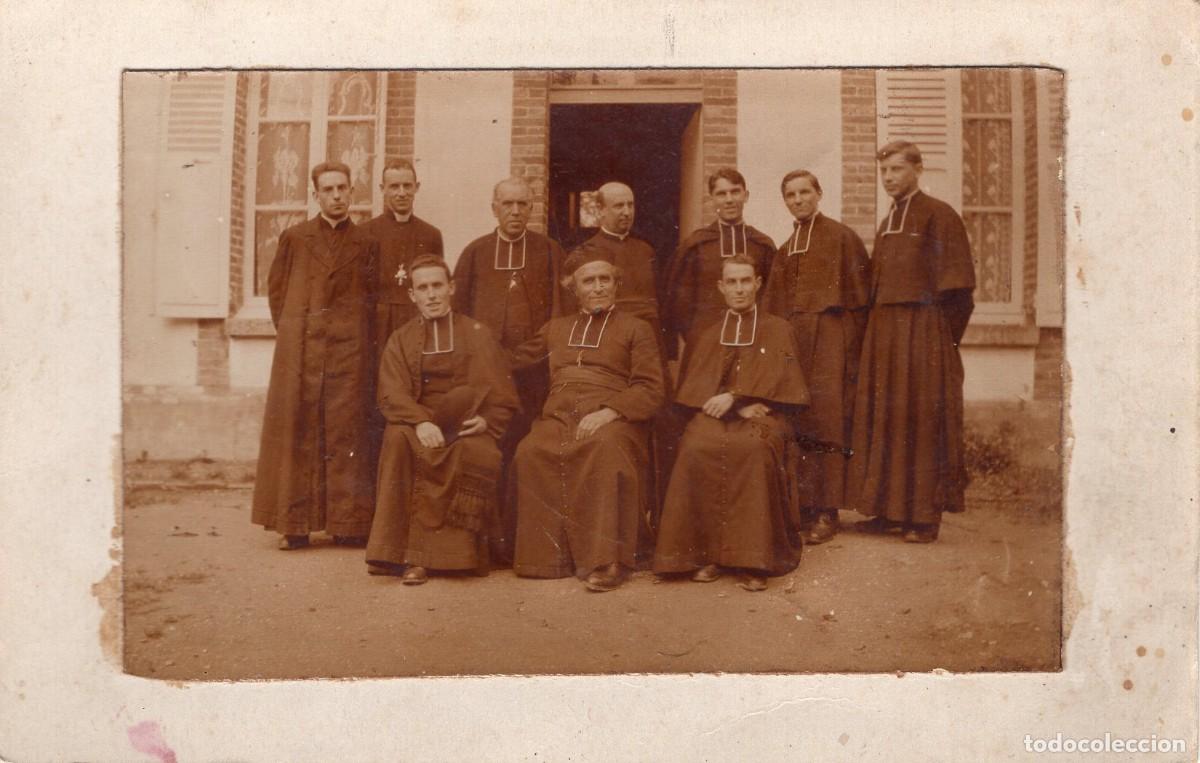 Fotograf&iacute;a antigua: Tarjeta foto: Sacerdotes posando ante su presbiterio en un pueblo