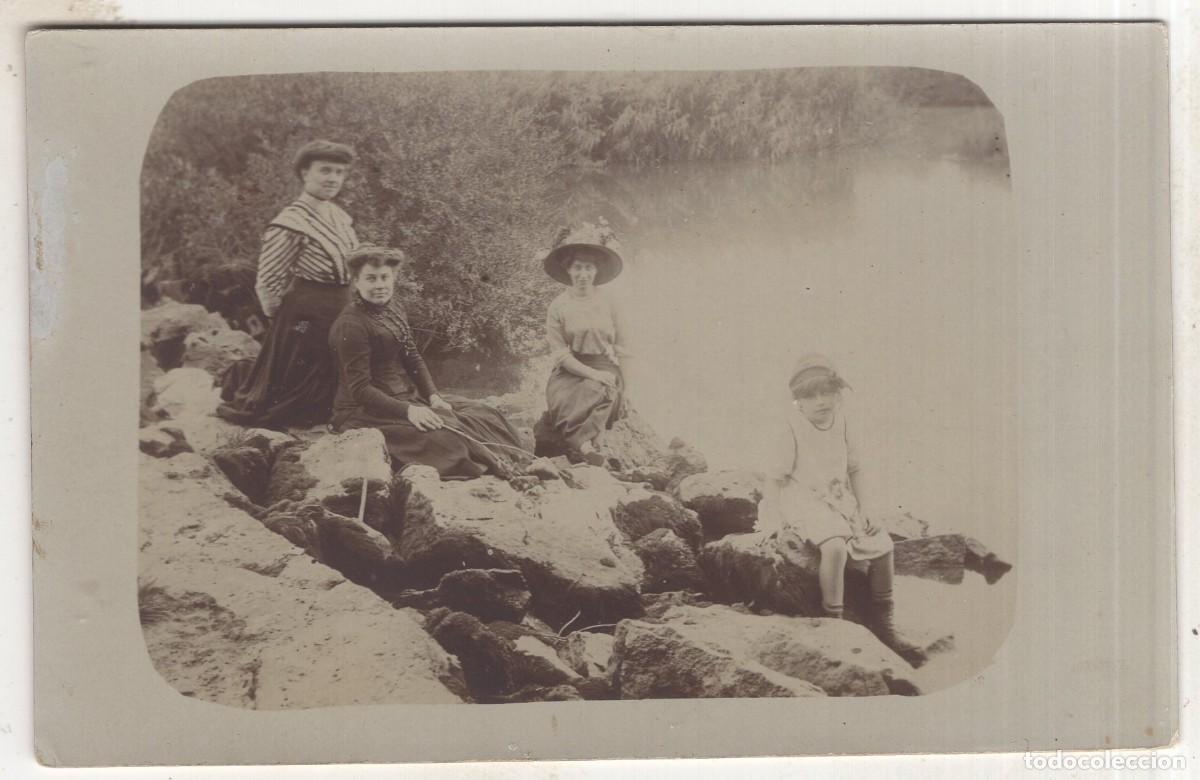 Fotograf&iacute;a antigua: Tarjeta foto: Tres mujeres elegantes con una ni&ntilde;a junto a un r&iacute;o (c. 1905)