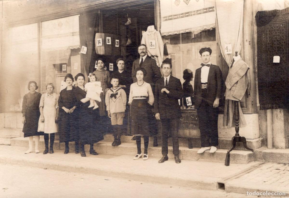 Fotograf&iacute;a antigua: Tarjeta foto: Familia y vendedores ante la fachada de su tienda de ropa en la ciudad