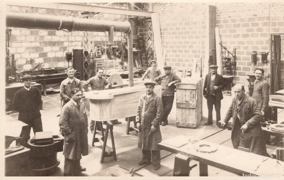 Fotograf&iacute;a antigua: Tarjeta foto: Ebanistas fabricando muebles en su taller