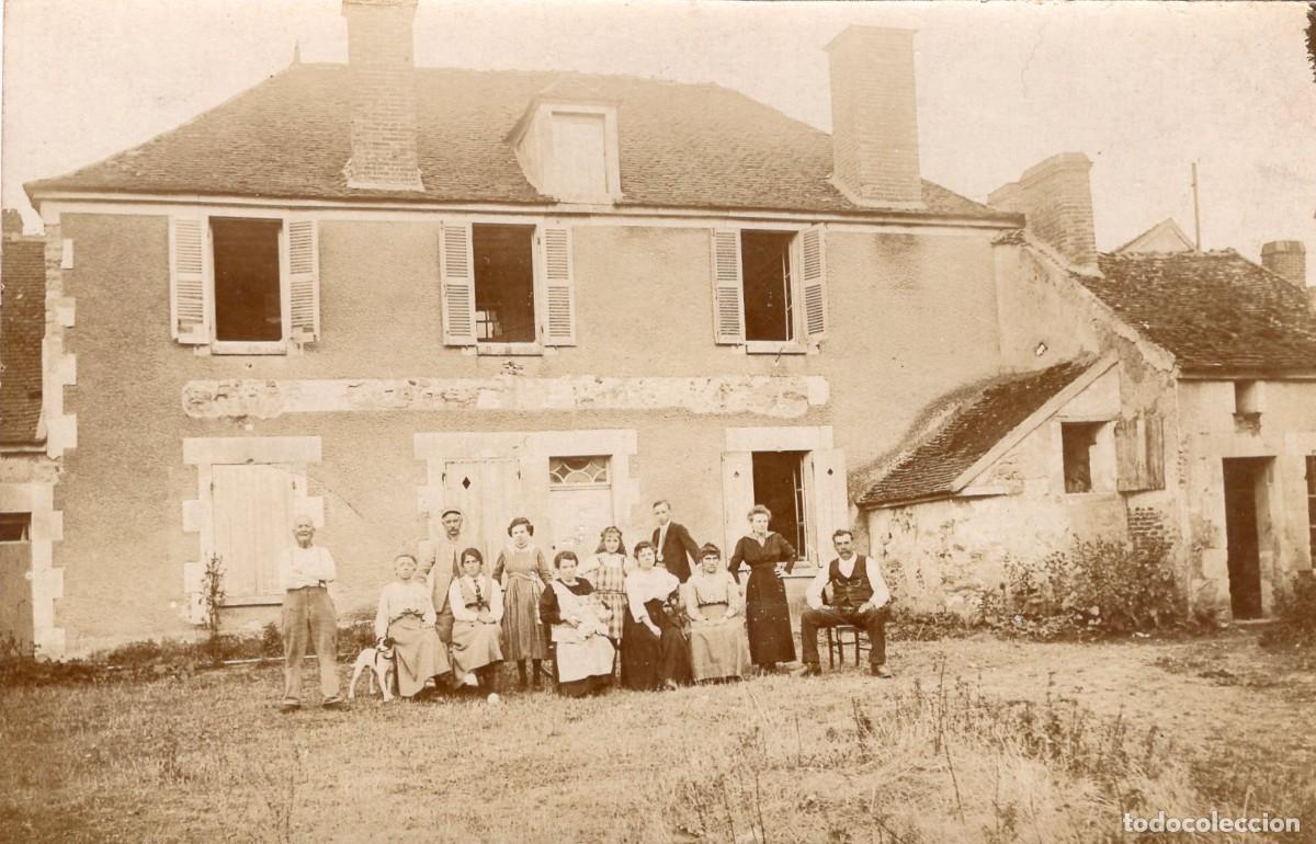 Fotograf&iacute;a antigua: Tarjeta foto (c. 1900-1910): Gran familia ante casa rural. Escena de pueblo, foto antigua