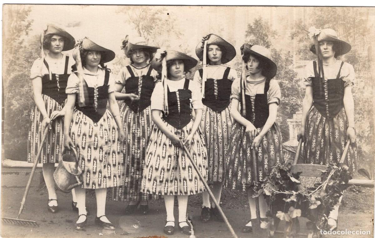 Fotograf&iacute;a antigua: Tarjeta foto (c. 1920): J&oacute;venes con trajes tradicionales y herramientas de jard&iacute;n