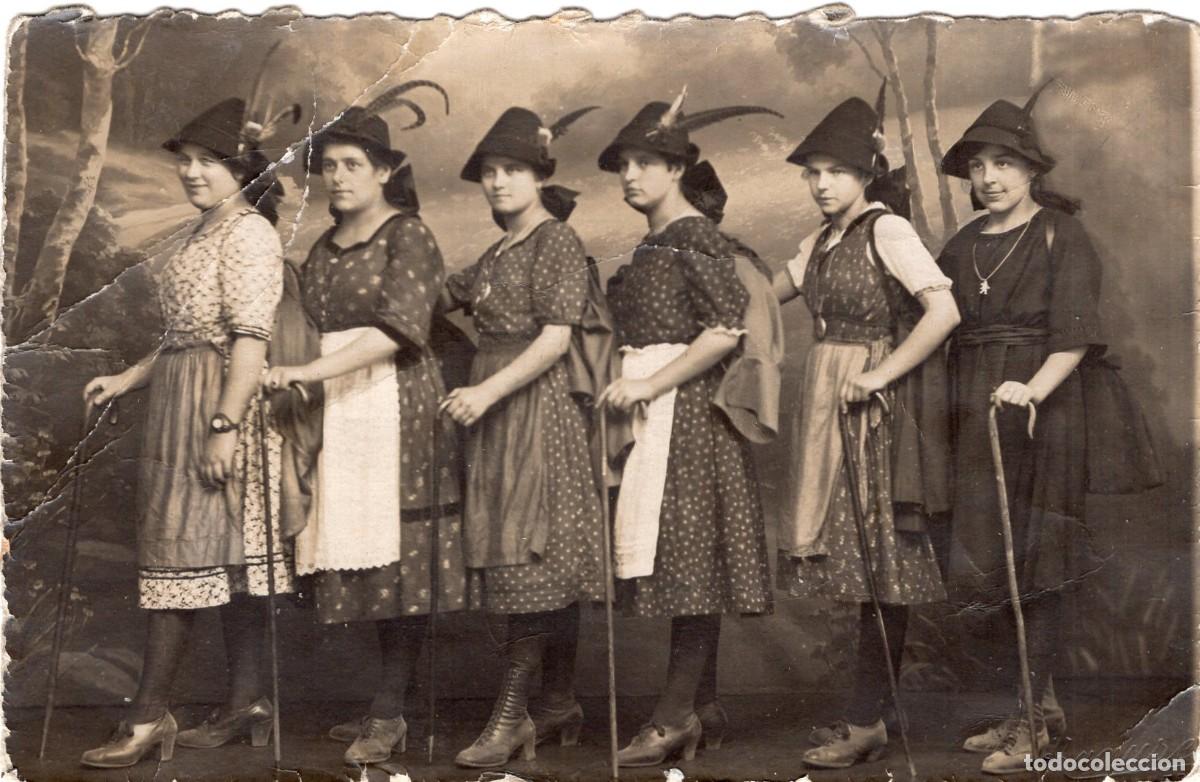 Fotograf&iacute;a antigua: Tarjeta foto (c. 1910-1920) Grupo de mujeres con trajes folcl&oacute;ricos alpinos y plumas (Estudio, Suiza
