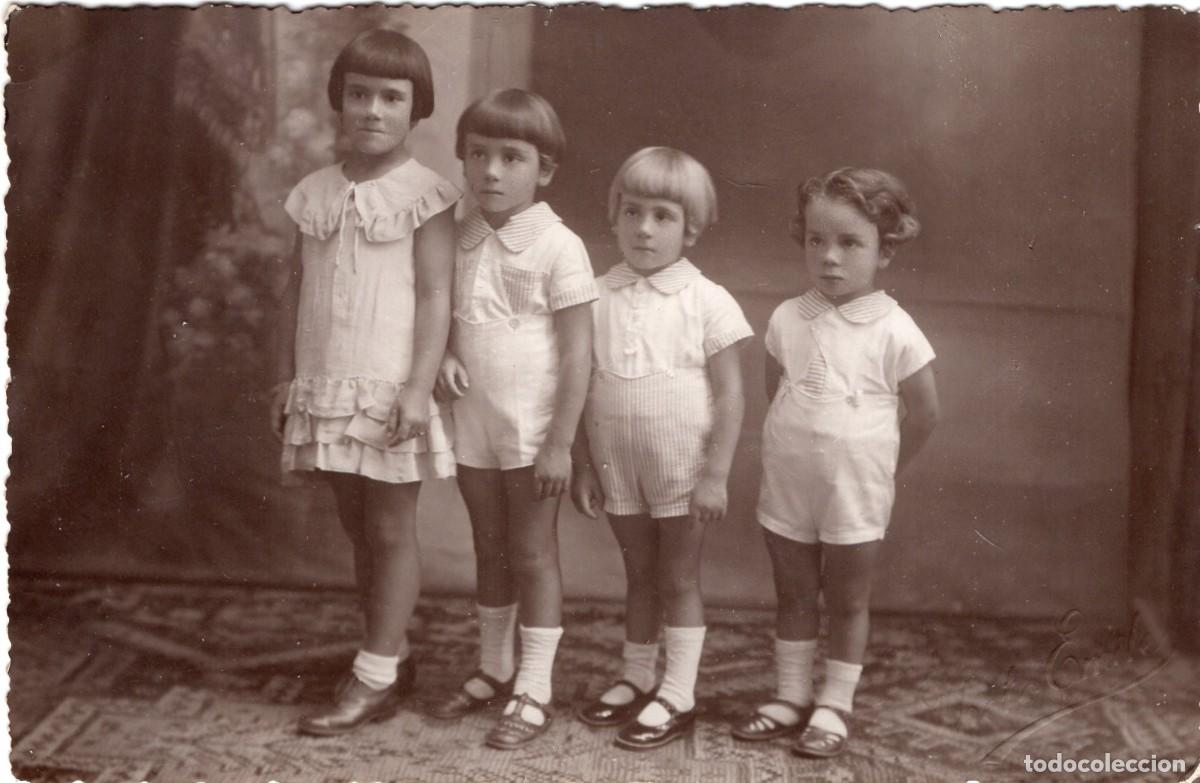 Fotograf&iacute;a antigua: Tarjeta foto: Joven elegante con tres ni&ntilde;os en estudio fotogr&aacute;fico