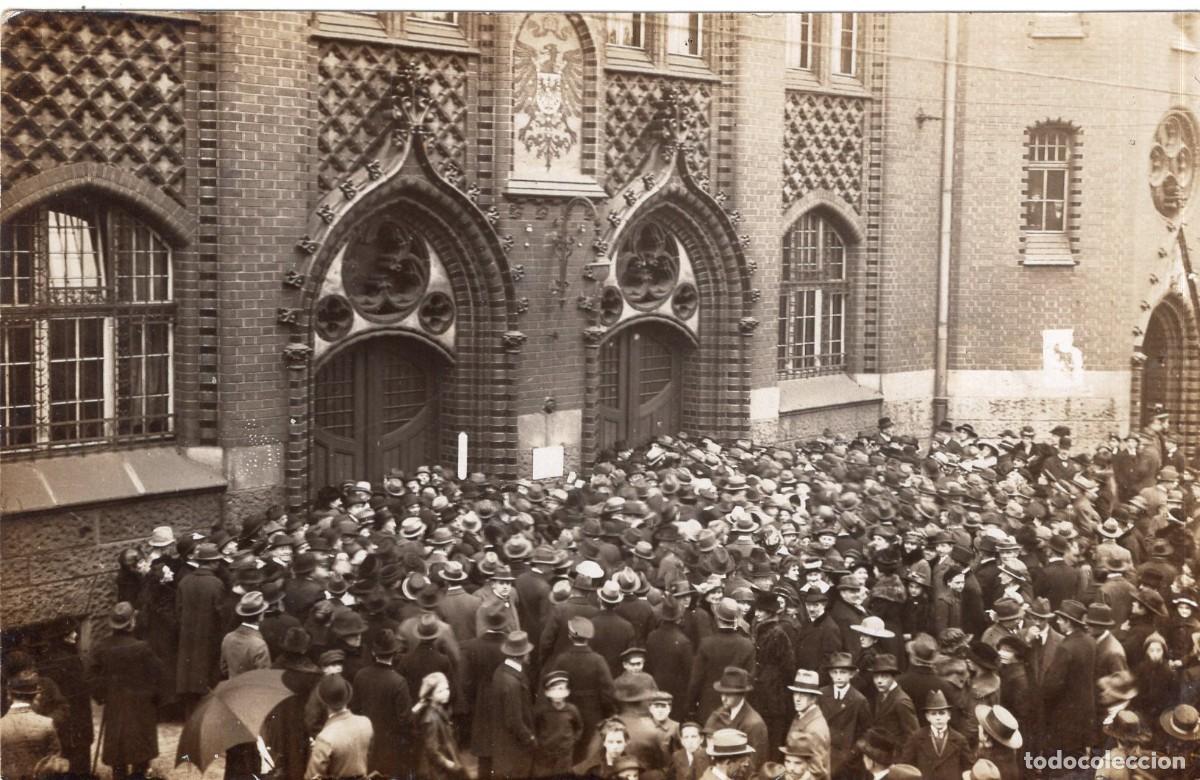 Fotograf&iacute;a antigua: Tarjeta foto (c. 1908-1913): Multitud ante la Oficina de Correos de Gliwice (Polonia)