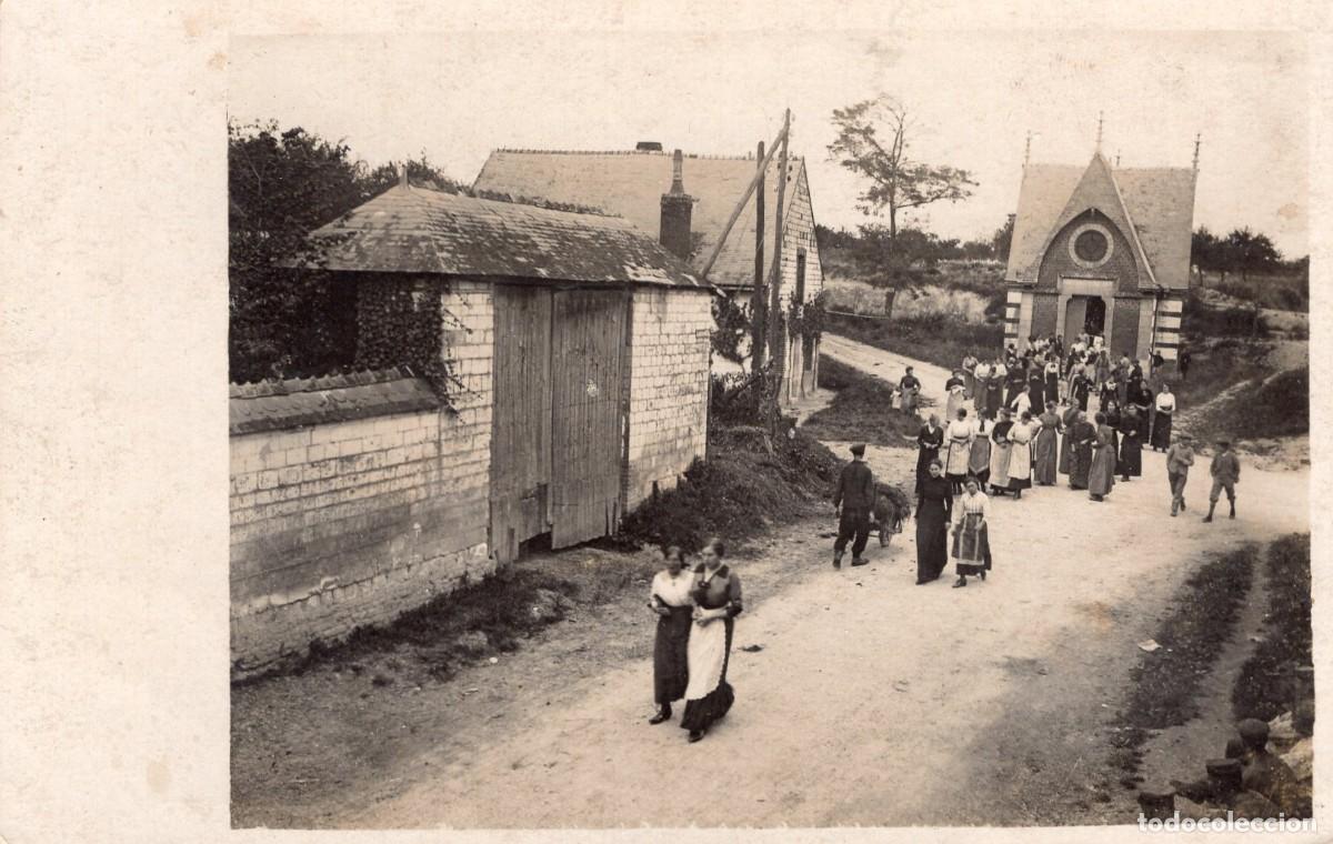 Fotograf&iacute;a antigua: Tarjeta foto: Habitantes saliendo de la capilla de Asfeld, Ardenas