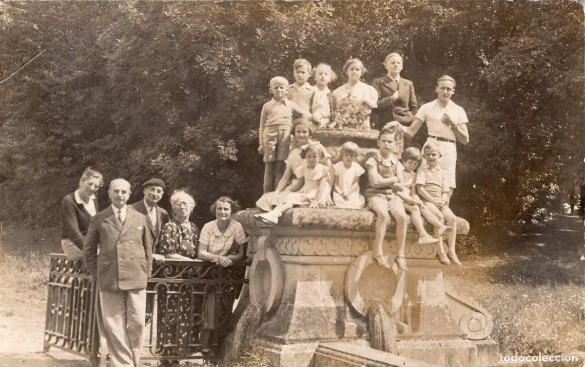 Fotograf&iacute;a antigua: Tarjeta foto: Familia elegante con muchos ni&ntilde;os en el jard&iacute;n