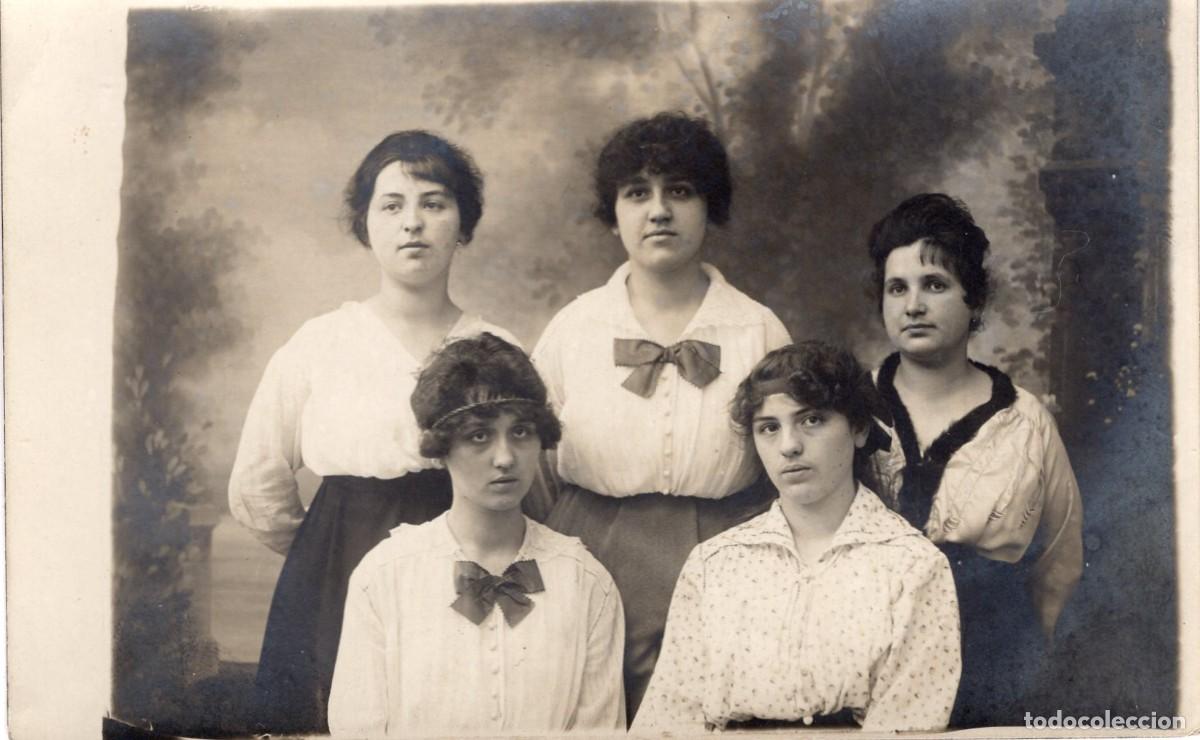 Fotograf&iacute;a antigua: Tarjeta foto: Mujer y cuatro j&oacute;venes elegantes en estudio (c. 1920)