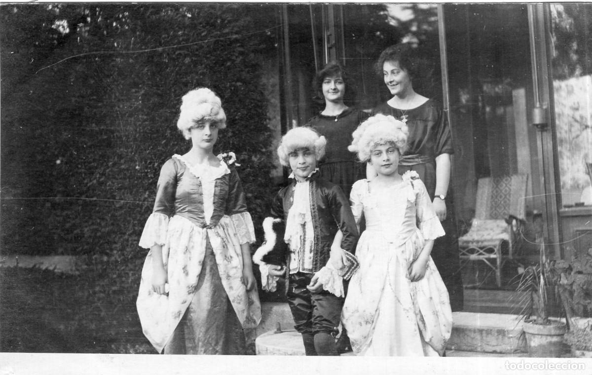 Fotograf&iacute;a antigua: Tarjeta foto: Dos mujeres con tres ni&ntilde;os disfrazados ante su casa (1929)